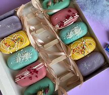 Ассорти чизкейков в белом шоколаде с фиолетовым