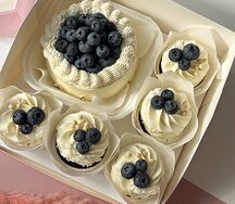 Комбо-набор бенто-тортик и 5 капкейков со свежей голубикой в подарок на праздник