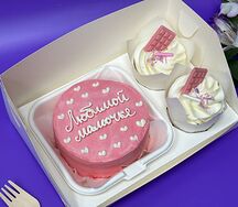 Розовый бенто-торт и 2 капкейка 