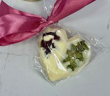 Сердечко из белого шоколада с клюквой с тыквенными семечками