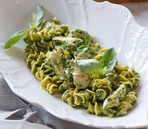 Паста с куриной грудкой и песто из базилика