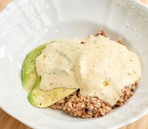 Гречка с пармезаном, авокадо и яйцом пашот