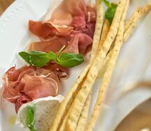 Пармская ветчина с трюфельным кремом и гриссини