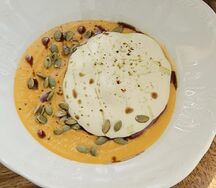Крем-суп из тыквы с креветками и муссом из пармезана