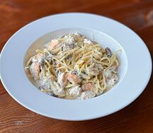 Паста с курицей и грибами в сливочном соусе