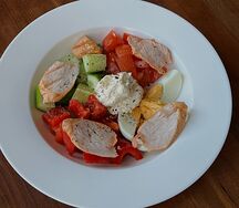 Теплый салат с курицей и овощами 