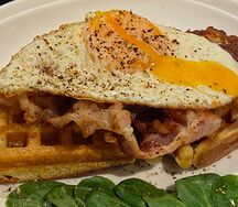Бельгийские вафли с беконом и яйцом