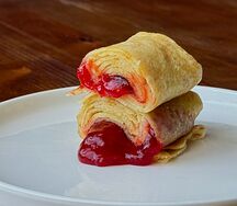 Блинчик с клубничным джемом