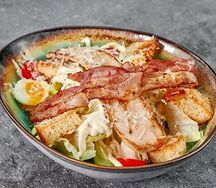Цезарь с курицей и беконом