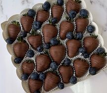 Клубника в шоколаде с голубикой