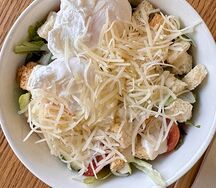 Цезарь с яйцом пашот и сухариками