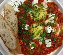 Яйца по-турецки с томатами и сыром фетакса