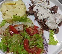 Бефстроганов с картофельным пюре