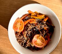 Гречневая лапша с овощами и шампиньонами