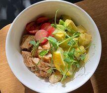Боул с киноа и курицей