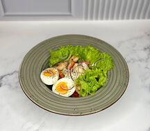 Салат с курицей гриль и отварным яйцом 