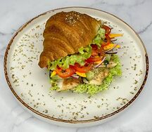 Круассан с курицей и грибами