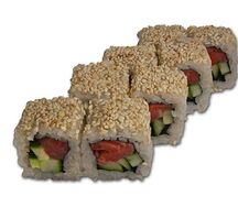 Ролл с лососем и огурцом