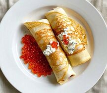 Блинчик с икрой, огурцом и сливочным сыром