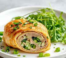 Блинчик с паштетом, салатом и зеленым луком