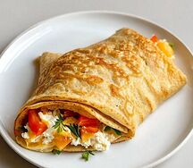 Блинчик с яйцом, помидором и сыром