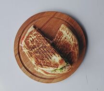 Закрытая пицца с ананасами