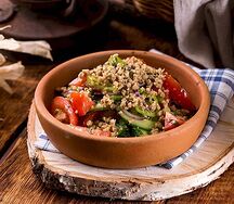 Салат по-грузински с грецкими орехами