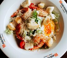 Салат Цезарь с креветками