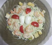 Салат Цезарь с креветками