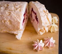 Меренговый рулет с вишней
