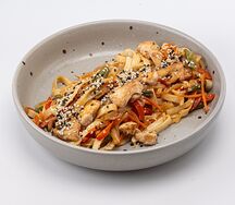Wok удон с курицей