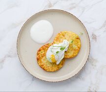Драники со сметаной и яйцом пашот