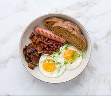 Глазунья с сосиской и беконом