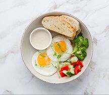 Глазунья с курочкой и овощами