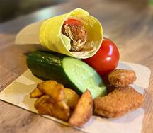 Ролл с курицей и овощами