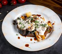 Альтернативный стейк с дольками картофеля под вишневым конфитюром