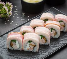 Ролл с беконом и луком