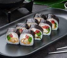 Ролл с окунем и салатом