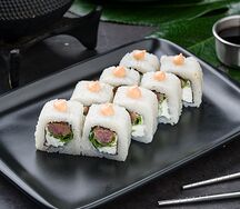 Ролл с тунцом и соусом спайси