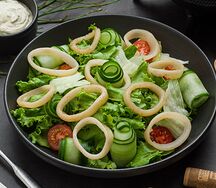 Салат с кальмарами