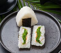 Онигири с креветкой и салатом