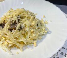 Салат с курицей и грибами под сыром