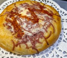 Пицца с колбасой