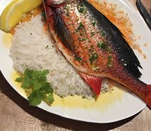 Морской окунь на гриль сковороде с рисом