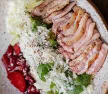 Салат с утиной грудкой и карамелизированной сливой 