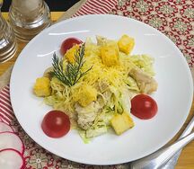 Салат Цезарь с курицей