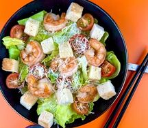 Салат Цезарь с креветками