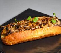 Хот-дог грибной с соусом из белого трюфеля