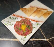 Тартар из мраморной говядины в трюфельной заправке с перепелиным яйцом