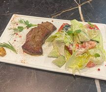 Стейк Скерт с овощным салатом и соусом Вителло Тоннато